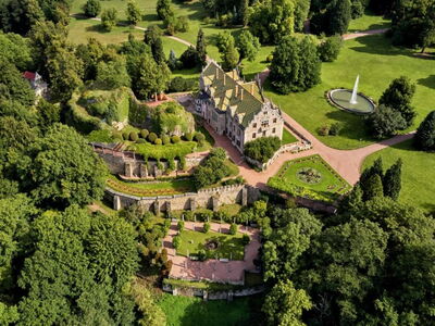 Luftaufnahme von Schloss und Park Altenstein in Bad Liebenstein